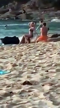 Elle veut faire la photo Instagram parfaite sur la plage ! Raté