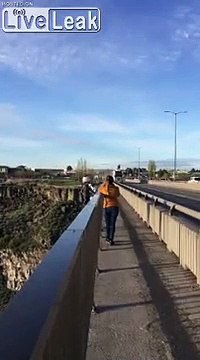 Des base jumper sautent d'un camion en route sur un pont autoroutier