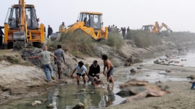 UP: Covid dead bodies dumped in river in Balrampur