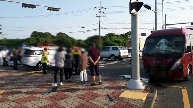 제주 렌터카-소형 버스 추돌...1명 사망·4명 부상 / YTN