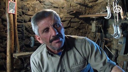 Terk edilmiş köyde 25 senedir yalnız yaşıyor