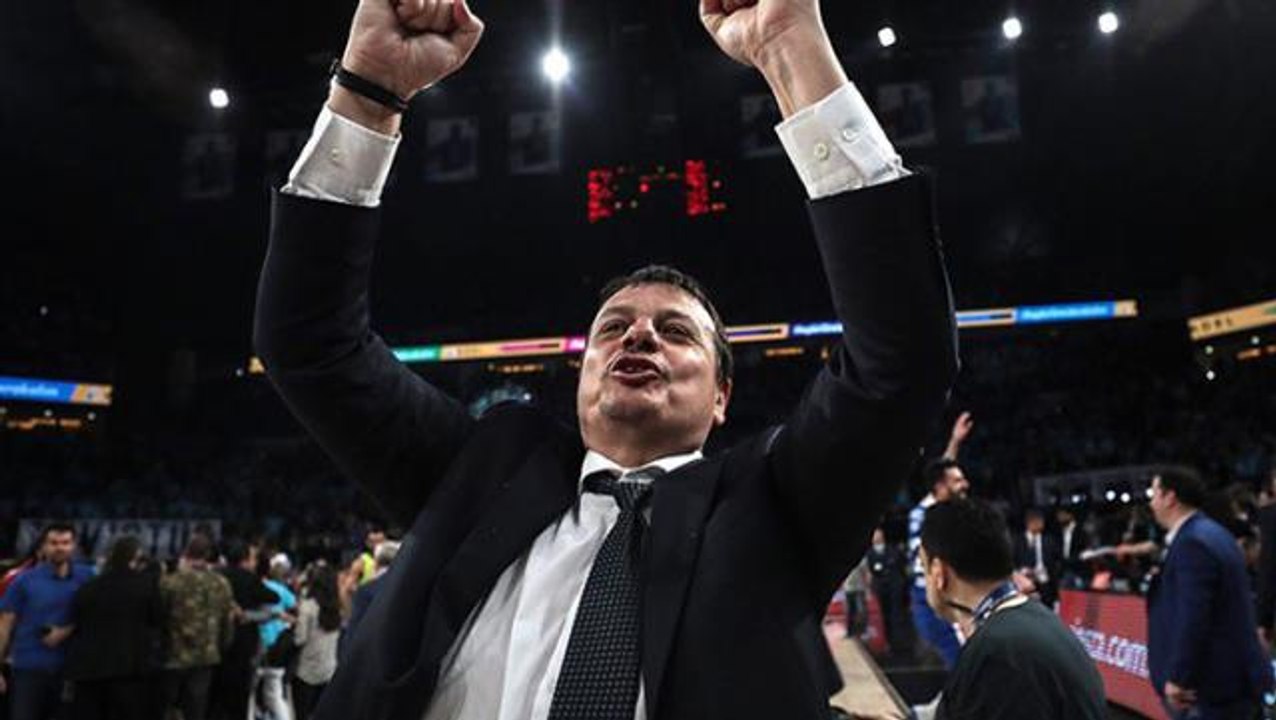 Ergin Ataman kazandığı kupalarla adını tarihe altın harflerle yazdırdı