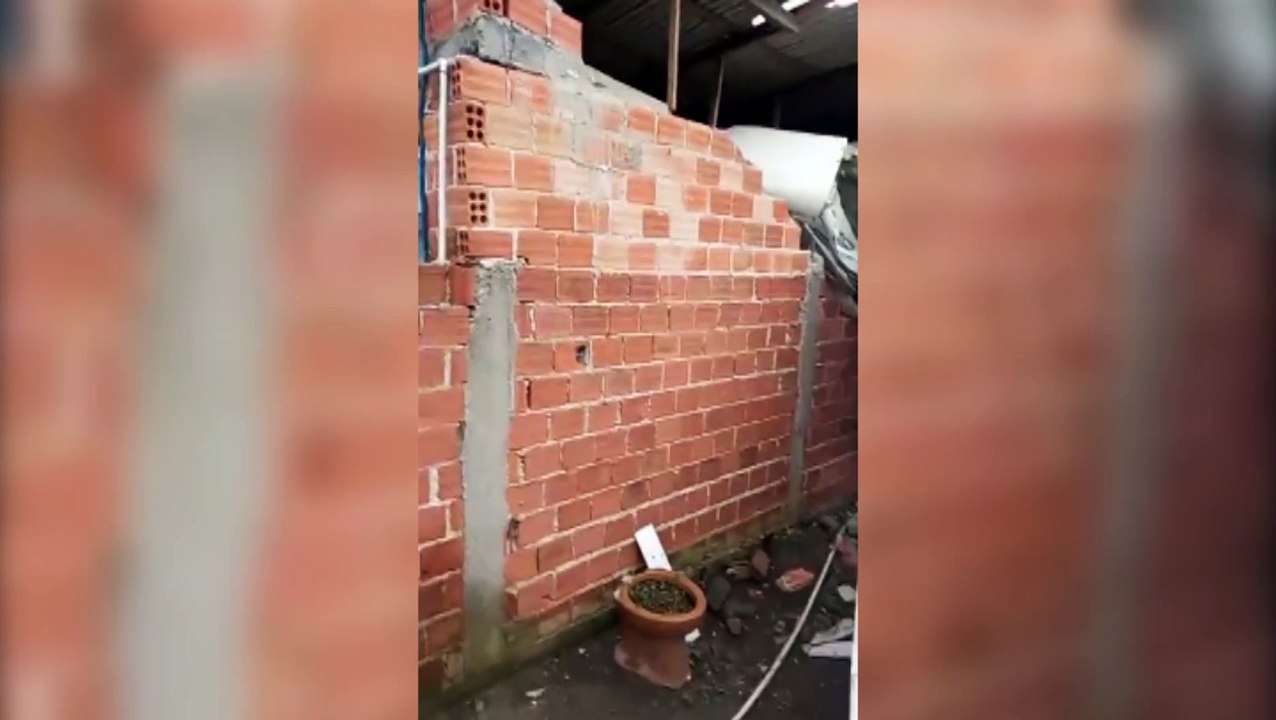 Monomotor cai em cima de casa na Região de Piraquara; Piloto teve ferimentos leves