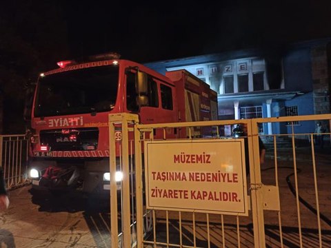 Son dakika haberleri... Eski müze binasında çıkan yangın söndürüldü