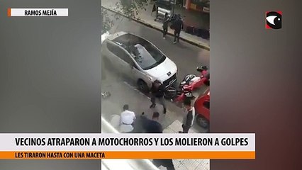 Vecinos atraparon a motochorros y los molieron a golpes