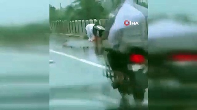 - Hindistan’da Covid-19’dan ölen hastanın cansız bedeninin nehre atıldığı anlar ortaya çıktı