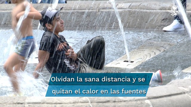 Sumergidos en las fuentes y sin cubrebocas, capitalinos se refrescan en la Alameda