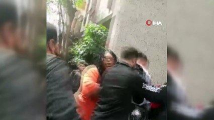 Hırsızlık şüphelisi Afrikalı kadının yüzüne böyle tekme attı