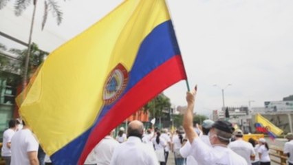 Protesta contra las protestas en las calles de Colombia por parte de la marea blanca