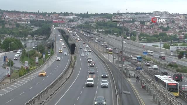 İstanbul'da kısıtlamanın sona ermesiyle trafikte hareketlilik başladı