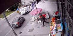 Arnavutköy'de yolun karşısına geçmeye çalışan genç kıza minibüs böyle çarptı