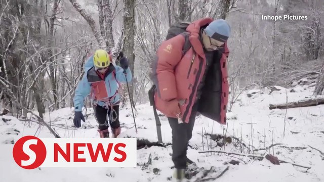 First blind Chinese mountaineer climbs Mount Everest