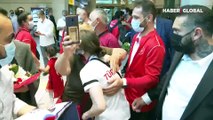 Yurda dönen dünya şampiyonu Ayşe Begüm Onbaşı, mehteranla karşılandı