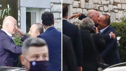 Daha önce kameralar önünde tartıştığı Yunan mevkidaşından Bakan Çavuşoğlu'na sıcak karşılama