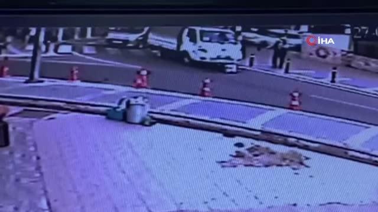 Son dakika! Yaya geçidinden yolun karşısına geçmeye çalışan kadına kamyonet çarptı...Kadının ölümden döndüğü anlar kamerada