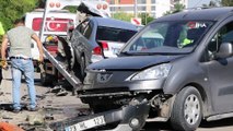 Kontrolden çıkan otomobil, direği söküp karşı şeritte araca çarptı: 1’i ağır 2 yaralı