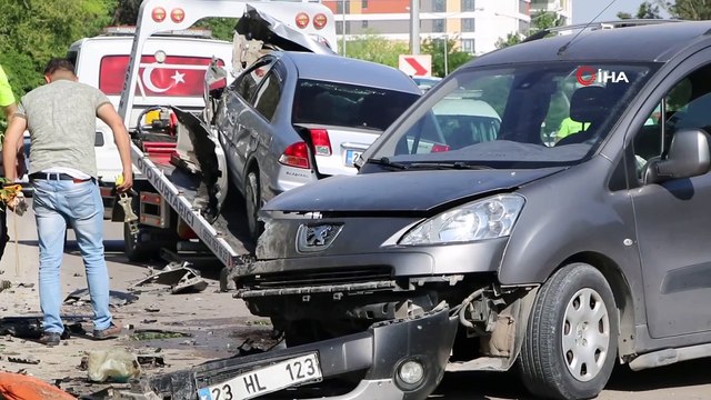 Kontrolden çıkan otomobil, direği söküp karşı şeritte araca çarptı: 1’i ağır 2 yaralı