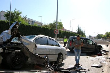 Kontrolden çıkan otomobil, direği söküp karşı şeritte araca çarptı: 1'i ağır 2 yaralı