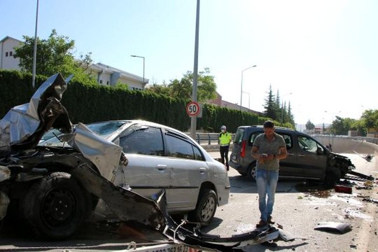 Kontrolden çıkan otomobil, direği söküp karşı şeritte araca çarptı: 1'i ağır 2 yaralı