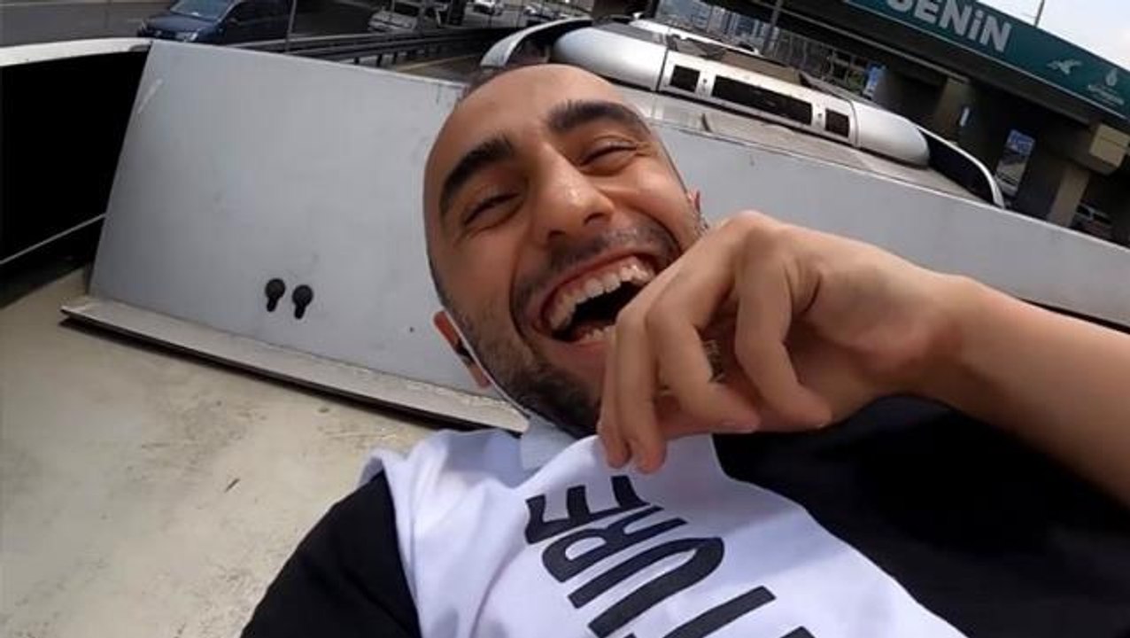 Metrobüsün üzerine tırmanıp gizlice yolculuk yaptı, bir de utanmadan kahkahalar attı! Tehlikeli yolculuk kamerada