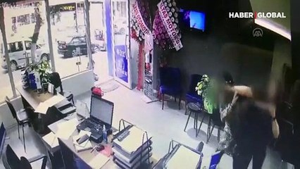 Bıçaklı saldırıya biber gazıyla karşılık verdi