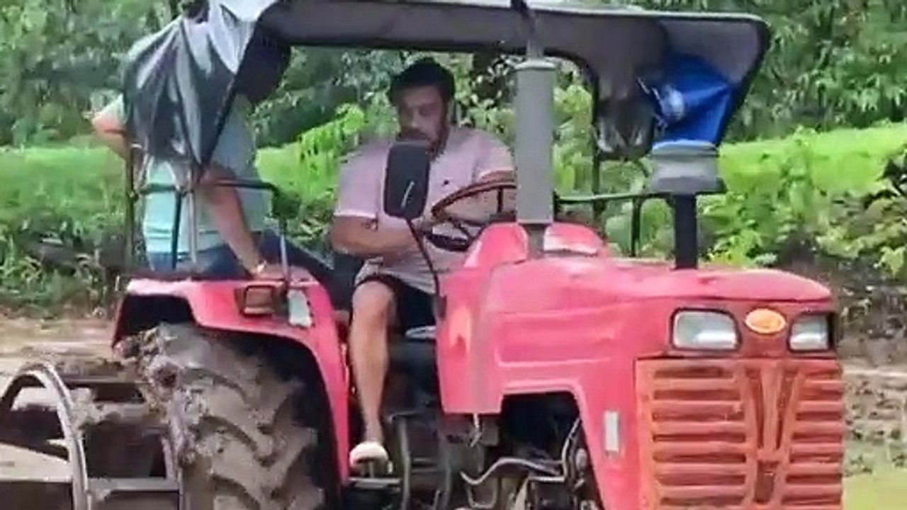 Salman Khan Ne Chalaya Tractor