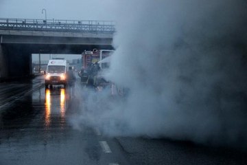 Tomruk yüklü tırda çıkan yangın korkuttu