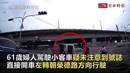 差點GG！台中小貨車事故側翻滑行 騎車阿伯神跳開逃一劫 ( 擷取自爆料公社 )