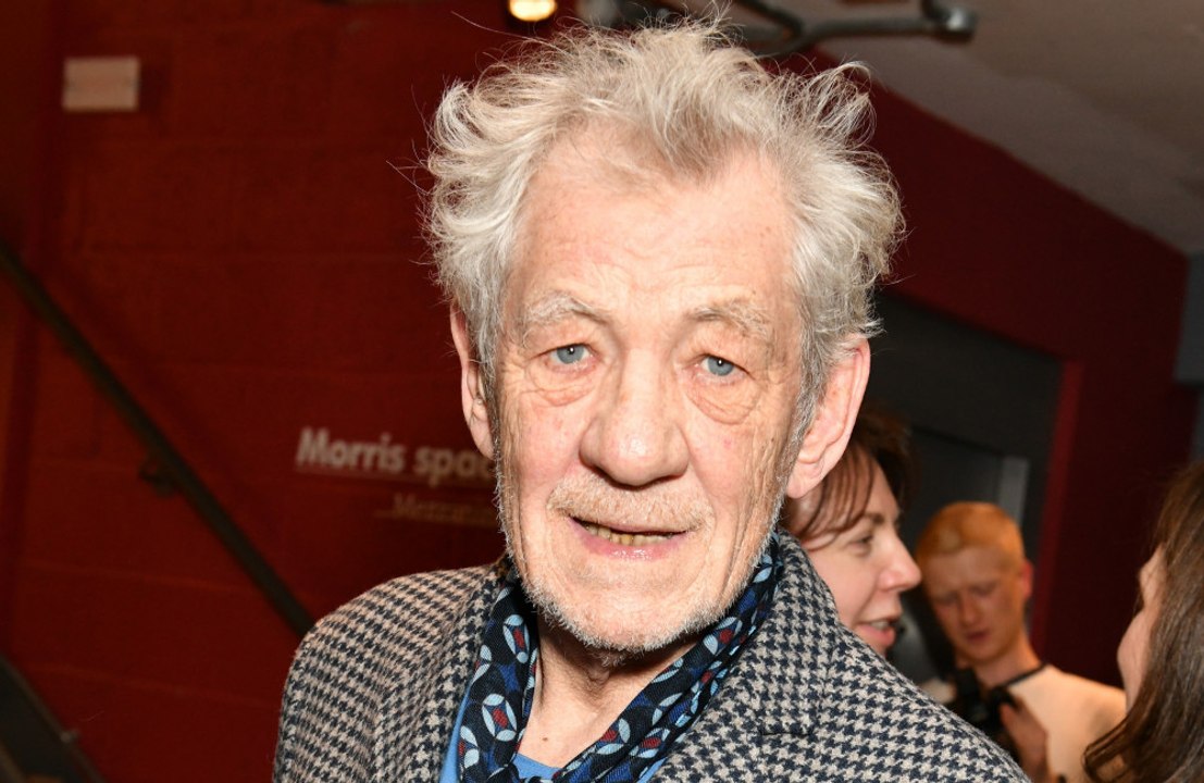 Ian mckellen praktiziert online-pilates