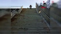 TikTok videosu çekerken bisikletle merdivenden böyle düştü