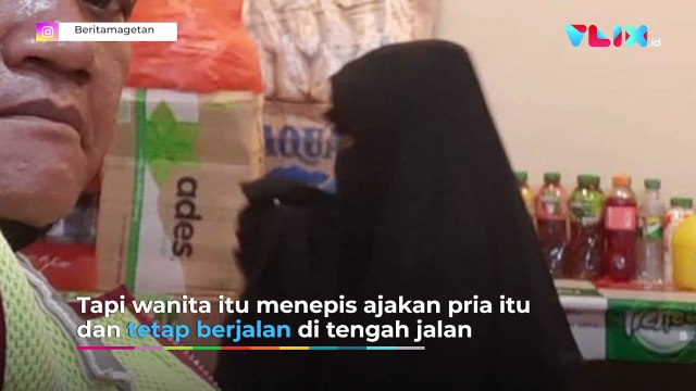 Geger! Wanita Bercadar di Tengah Jalan Bikin Macet