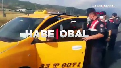 Yol kontrolünde durdurulan 2 taksiden 13 kaçak göçmen çıktı