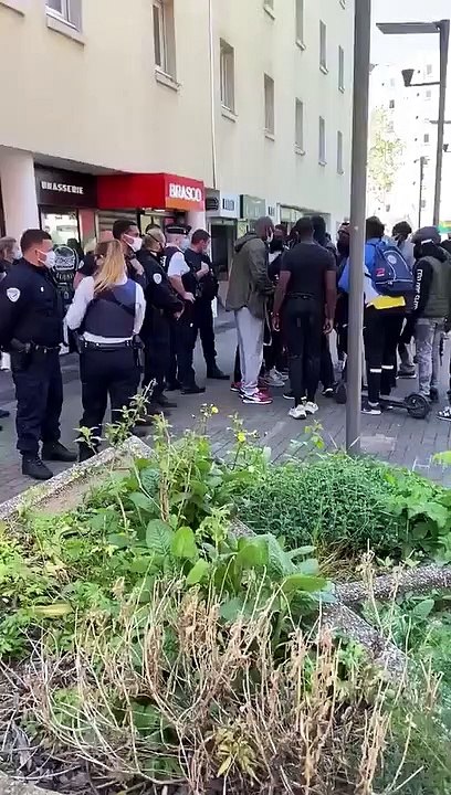 Rassemblement et vive tension à Cergy après une agression raciste envers un livreur Noir