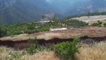 Toprak kayması 2 evde hasara yol açtı
