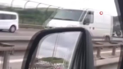 Bahçeşehir Tem otoyolunda araç takla attı, trafik kilitlendi