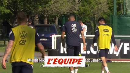 Tải video: Griezmann, Benzema et Mbappé associés par Didier Deschamps - Foot - Bleus