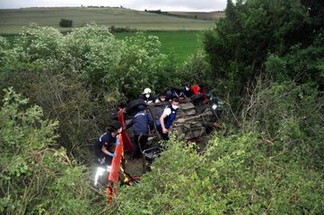 SÜRÜCÜ, VATANDAŞLARIN DA YARDIMIYLA TERS DÖNEN ARAÇ KALDIRILARAK KURTARILDI