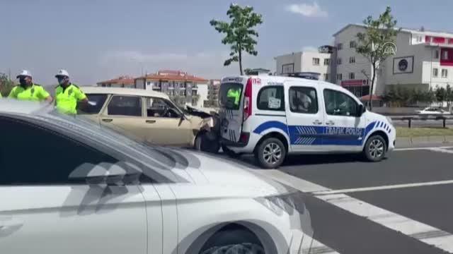 Sürücüsü dur ihtarına uymayan otomobil polis aracına çarptı: 1'i polis 4 yaralı