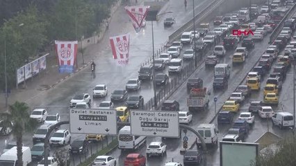 ANTALYA'DA 5 DAKİKA SÜREN KUVVETLİ YAĞIŞ TRAFİĞİ FELÇ ETTİ