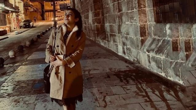 Dördüncü kattaki evinin camını silen genç kadın, dengesini kaybedip beton zemine düştü