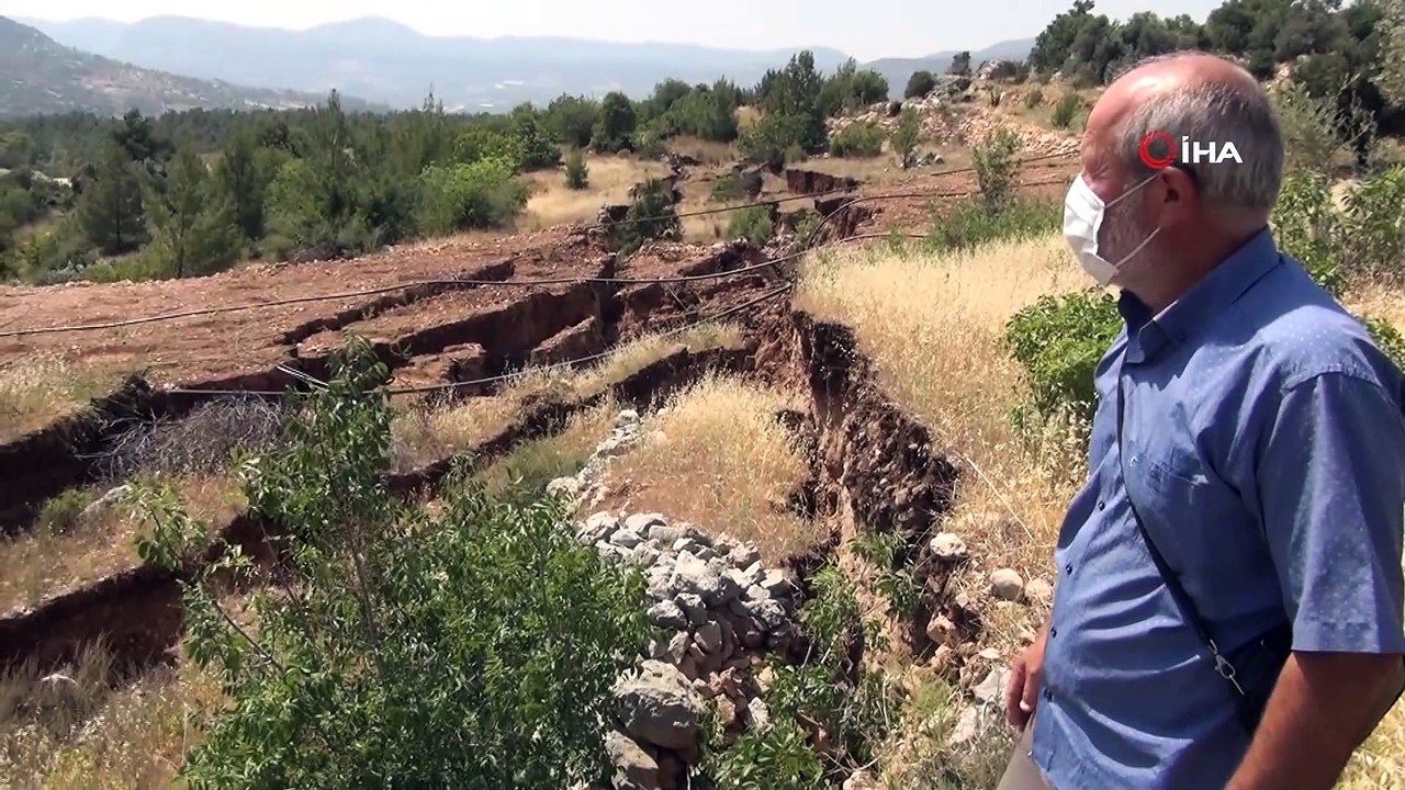 Silifke’de toprak kayması nedeniyle 2 ev boşaltıldı