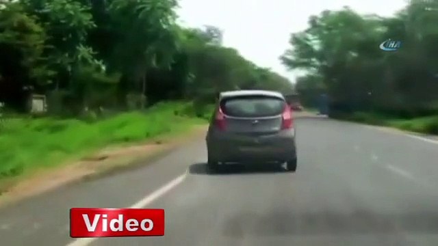 Kamyonla otomobil kafa kafaya çarpıştı