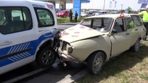 Sahte plakalı araçla kaçan sürücü polis aracına çarptı: 1’i polis 4 yaralı