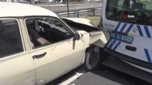 Sahte plakalı araçla kaçan sürücü polis aracına çarptı: 1'i polis 4 yaralı