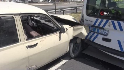 Download Video: Sahte plakalı araçla kaçan sürücü polis aracına çarptı: 1'i polis 4 yaralı