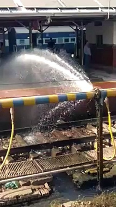 Une fuite d'eau dans une gare et c'est la douche gratuite pour tous les passagers