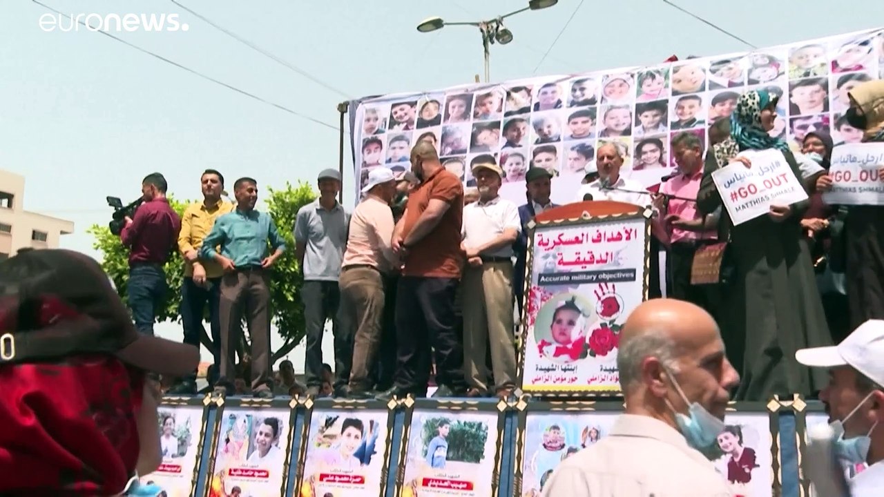 شاهد: مظاهرات في غزة للمطالبة برحيل مدير عمليات الأونروا بسبب تصريحات "متحيزة" لإسرائيل