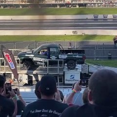 Le moteur d'un pickup prend feu sur un banc de puissance