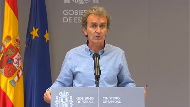 Simón: Se puede empezar a plantear no obligar al uso de las mascarillas en colectivos que ya estén vacunados