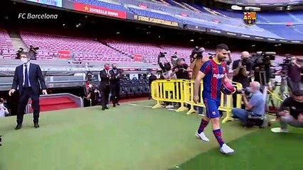 El 'Kun' Agüero se une al Barcelona de su amigo Messi